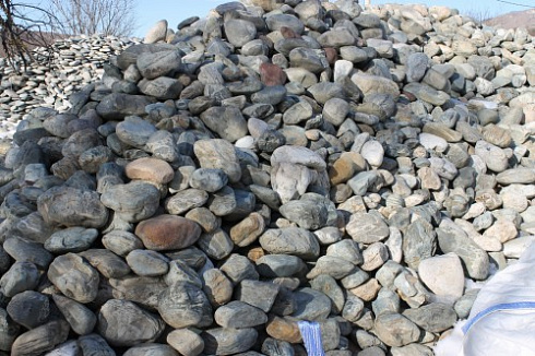 Kamenclub.ru: Ландшафтные валунчики фр.100-500 мм.  купить в Кемерово крупный природный камень серый, темно-серый, светло-серый речной валун крупный 4800 руб/т   фото КАМЕНЬ КЛУБ