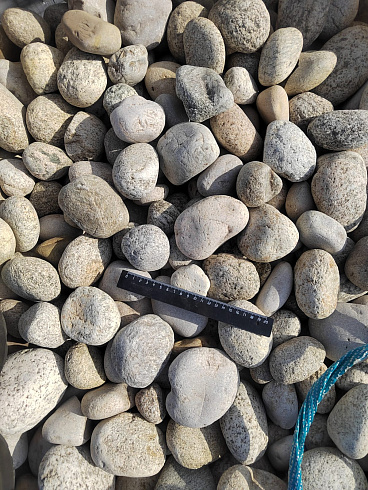 Kamenclub.ru: Галька речная окат (серо-белая) фр. 70-120 мм купить  в Кемерово галька галечник бело-серая, серо-белая, серая, белая речная природная галька  8000 руб/т   фото КАМЕНЬ КЛУБ