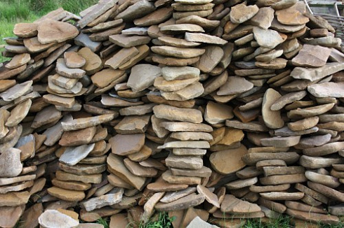 Kamenclub.ru: Песчаник колотый для облицовки (фр. 2-3 см)  купить в Кемерово песчаник бежевый серый рыжий песчаник строительный 5000 руб/т   фото КАМЕНЬ КЛУБ