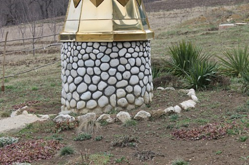 Kamenclub.ru: Галька речная плоская (бело-серая) фр. 100-200-300 мм. купить  в Кемерово галька речная плоская серый, белый, бело-серый, серо-белый речная галька плоская  9000 руб/т   фото КАМЕНЬ КЛУБ