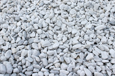 Kamenclub.ru: Мраморная крошка (щебень галтованный белый) фр.40-70 мм.  купить в Кемерово мрамор белый молочный айвори окатанный округлый природный камень 17000 руб/т   фото КАМЕНЬ КЛУБ