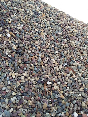 Kamenclub.ru: Галька речная окат цветная фр.5-10 мм. купить  в Кемерово галька речная белый, серый, красноватый, синий, темно-серый речная окатанная галька декоративная 6800 руб/т   фото КАМЕНЬ КЛУБ