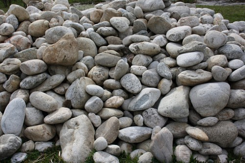 Kamenclub.ru: Бело-серый валунчик фр.100-300 мм.  купить в Кемерово крупный камень для ландшафта серый, белый бело-серый валун крупная галька 4500 руб/т   фото КАМЕНЬ КЛУБ