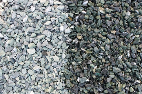 Kamenclub.ru: Мраморная крошка (щебень галтованный микс:зеленый-черный) фр.10-20 мм.  купить в Кемерово мрамор зеленый, черный декоративные ландшафтные окатанные округлые камни щебня 14500 руб/т   фото КАМЕНЬ КЛУБ