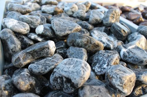 Kamenclub.ru: Щебень галтованный черный (мрамор) фр.20-40 мм.  купить в Кемерово мрамор черный с белыми прожилками мрамор окатанный округлый 15000 руб/т   фото КАМЕНЬ КЛУБ