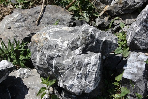 Kamenclub.ru: Черный мрамор скальник фр. 1000-1500 мм.  купить в Кемерово мрамор черный белый серый крупный колотый валун ландшафтный 9000 руб/т   фото КАМЕНЬ КЛУБ