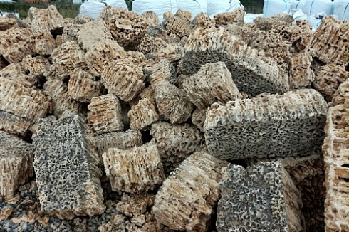 Kamenclub.ru: Крымский природный меотис фр. 100-500 мм.  купить в Кемерово меотис бежевый рыжий молочный желтый ракушечник 4 500 руб/т   фото КАМЕНЬ КЛУБ