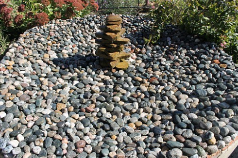 Kamenclub.ru: Галька окат (цветная картошка) фр. 50-100 мм. купить  в Кемерово галька природная окатанная серый белый цветной синий темно-серый коричневый округлый галечник окатанный 6800 руб/т   фото КАМЕНЬ КЛУБ