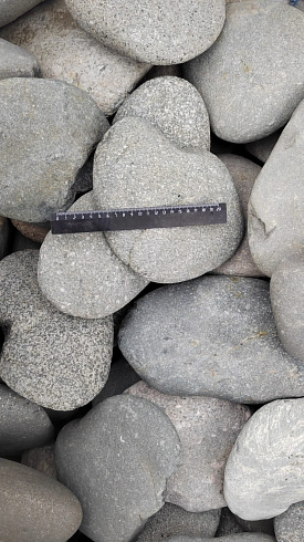 Kamenclub.ru: Галька речная плоская (темно-серая) фр. 70-150 мм. купить  в Кемерово галечник природный темно-серый серый синий речная плоская природная окатанная  9000 руб/т   фото КАМЕНЬ КЛУБ