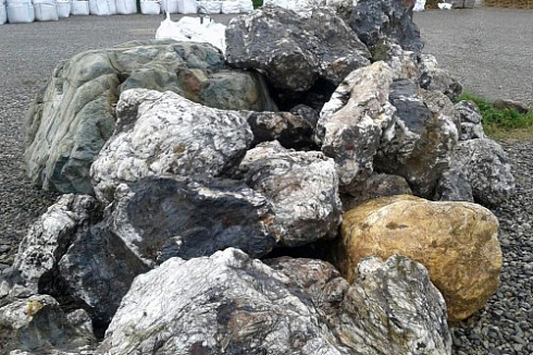 Kamenclub.ru: Черный гранит - кварцит фр. 100-500 мм.  купить в Кемерово мрамор гранит черный с белыми прожилками, серый, белый валун скальный колотый 7000 руб/т   фото КАМЕНЬ КЛУБ