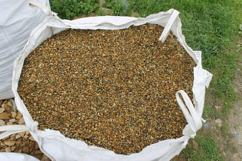 Kamenclub.ru: Галька окат (серо-желтая) фр.10-20 мм. купить  в Кемерово галька серо-желтая, рыжая, серый речная окатанная округлая галька 5000 руб/т   фото КАМЕНЬ КЛУБ