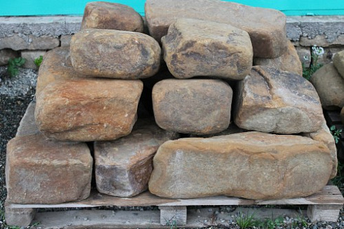 Kamenclub.ru: Песчаник для строительства и кладки (фр. 200-400 мм)  купить в Кемерово песчаник бежевый серый рыжий желтый блоки для строительства из песчаника 6500 руб/т   фото КАМЕНЬ КЛУБ