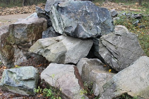 Kamenclub.ru: Змеевик скальник фр. 500-1500 мм.  купить в Кемерово змеевик зеленый серый черный глыба скальная колотая 7500 руб/т   фото КАМЕНЬ КЛУБ