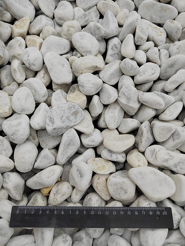 Kamenclub.ru: Мраморная крошка (щебень галтованный белый) фр.40-70 мм.  купить в Кемерово мрамор белый молочный айвори окатанный округлый природный камень 17000 руб/т   фото КАМЕНЬ КЛУБ