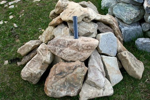 Kamenclub.ru: Песчаник декоративный ландшафтный (фр. 300-500 мм)  купить в Кемерово песчаник желтый рыжий серый зеленый валун речной окатанный природный песчаника 4 500 руб/т   фото КАМЕНЬ КЛУБ