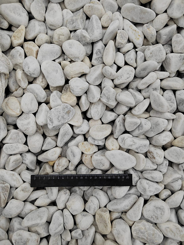 Kamenclub.ru: Мраморная крошка (щебень галтованный белый) фр.40-70 мм.  купить в Кемерово мрамор белый молочный айвори окатанный округлый природный камень 17000 руб/т   фото КАМЕНЬ КЛУБ