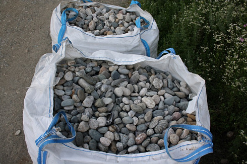 Kamenclub.ru: Галька речная окат (серая) фр.40-60 мм купить  в Кемерово галька речная серый бежевый рыжий коричневый округлый речной камень 5000 руб/т   фото КАМЕНЬ КЛУБ