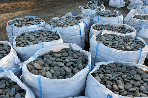 Kamenclub.ru: Галька речная плоская (темно-серая) фр. 100-200-300 мм. купить  в Кемерово галька речная плоская темно-серый, серый, синий речной галечник плоский 9000 руб/т   фото КАМЕНЬ КЛУБ