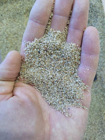 Кварцевый песок для площадок фр. 0,6-1,2 мм.  купить в Кемерово фото Камень Клуб