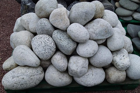 Kamenclub.ru: Бело-серый валунчик фр.100-300 мм.  купить в Кемерово крупный камень для ландшафта серый, белый бело-серый валун крупная галька 4500 руб/т   фото КАМЕНЬ КЛУБ