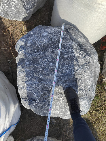Kamenclub.ru: Черный мрамор скальник фр. 1000-1500 мм.  купить в Кемерово мрамор черный белый серый крупный колотый валун ландшафтный 9000 руб/т   фото КАМЕНЬ КЛУБ