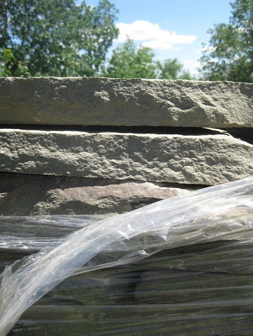 Kamenclub.ru: Песчаник пластушка серо-зеленый (1,5 см)  купить в Кемерово плитняк - пластушка серо-зеленый, серый, зеленый пластушка рваная ландшафтная колотая 10200 руб/м3   фото КАМЕНЬ КЛУБ