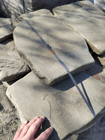 Kamenclub.ru: Песчаник пластушка светло-серый (3,0 см)  купить в Кемерово песчаник светло-серый, серый песчаник рваный ландшафтный колотый 13800 руб/м3   фото КАМЕНЬ КЛУБ