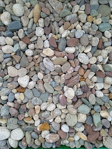 Kamenclub.ru: Галька горная речная окат (цветная) фр. 20-40 мм. купить  в Кемерово галька речная серый синий бежевый белый окатанная речная галька ландшафтная 6800 руб/т   фото КАМЕНЬ КЛУБ