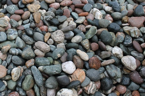 Kamenclub.ru: Галька горная речная окат (цветная) фр. 20-40 мм. купить  в Кемерово галька речная серый синий бежевый белый окатанная речная галька ландшафтная 6800 руб/т   фото КАМЕНЬ КЛУБ