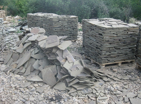 Kamenclub.ru: Песчаник пластушка серо-зеленый (1,5 см)  купить в Кемерово плитняк - пластушка серо-зеленый, серый, зеленый пластушка рваная ландшафтная колотая 10200 руб/м3   фото КАМЕНЬ КЛУБ