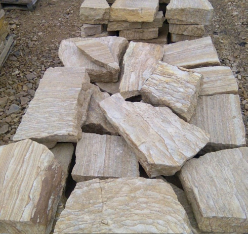 Kamenclub.ru: Песчаник пластушка желтый с рисунком (7-15 см)  купить в Кемерово плитняк - пластушка - бут желтый песчаник 10200 руб/м3   фото КАМЕНЬ КЛУБ