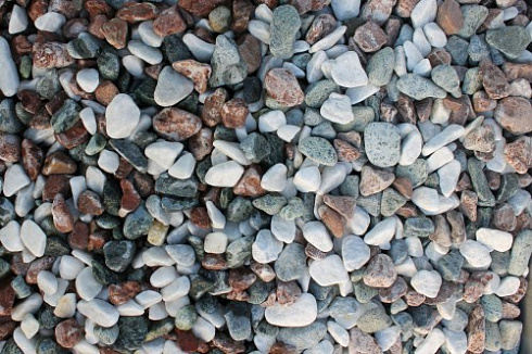 Kamenclub.ru: Мраморная крошка (щебень галтованный микс:белый-зеленый-розовый) фр.20-40 мм.  купить в Кемерово мрамор белый, зеленый, розовый мрамор декоративный (галтовка) 15500 руб/т   фото КАМЕНЬ КЛУБ