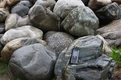 Kamenclub.ru: Речной валун Кабанчик фр.300-500 мм.  купить в Кемерово крупный природный камень галька серый, темно-серый речной валун галечник масштабный 7000 руб/т   фото КАМЕНЬ КЛУБ