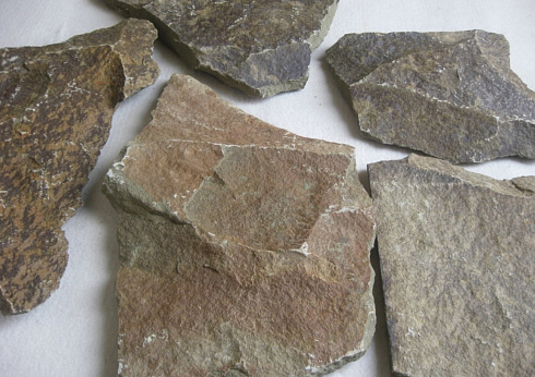 Kamenclub.ru: Песчаник пластушка "фонтанка" серо-зеленая (3,0-5,0 см)  купить в Кемерово песчаник серо-зеленая колотые плитки облицовочные пластушки 11400 руб/м3   фото КАМЕНЬ КЛУБ