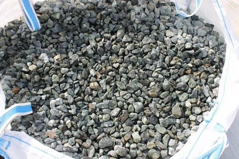 Kamenclub.ru: Щебень крошка зеленый (змеевик) фр. 20-40 мм.  купить в Кемерово мрамор зеленый, салатовый ландшафтная мраморная крошка 8500 руб/т   фото КАМЕНЬ КЛУБ