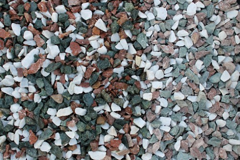 Kamenclub.ru: Мраморная крошка (щебень крошка микс: белый-зеленый-розовый) фр. 10-20 мм.  купить в Кемерово мрамор белый, зеленый, розовый декоративный ландшафтный колотый щебень 12000 руб/т   фото КАМЕНЬ КЛУБ