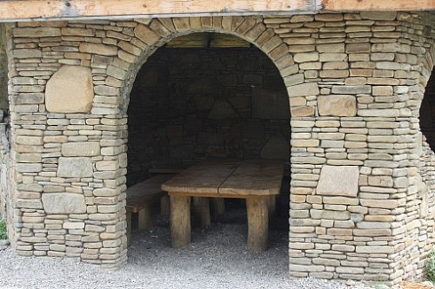 Kamenclub.ru: Песчаник для строительства и кладки блочный (фр 100-200 мм)  купить в Кемерово песчаник бежевый серый рыжий валун мелкий для строительства песчаник 6500 руб/т   фото КАМЕНЬ КЛУБ