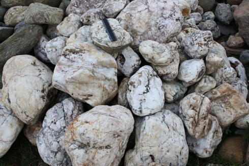 Kamenclub.ru: Кварцевый валунчик фр.100-300 мм.  купить в Кемерово кварц белый, бежевый молочный рыжий крупный природный камень галечник 7850 руб/т   фото КАМЕНЬ КЛУБ