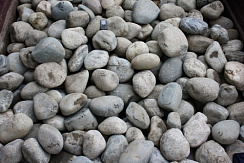 Kamenclub.ru: Речной валун (Ассорти) фр.100-300 мм.  купить в Кемерово галечник серый, темно-серый, светло-серый речная галька крупных размеров 4200 руб/т   фото КАМЕНЬ КЛУБ