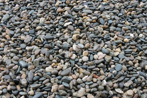 Kamenclub.ru: Галька горная речная окат (цветная) фр. 20-40 мм. купить  в Кемерово галька речная серый синий бежевый белый окатанная речная галька ландшафтная 6800 руб/т   фото КАМЕНЬ КЛУБ