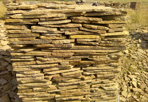 Kamenclub.ru: Песчаник пластушка желтый с разводом под дерево (2 см)  купить в Кемерово плитняк желтый с разводами, желтый, рыжий, серый песчаник пластушка рваная ландшафтная 11 000 руб/м3   фото КАМЕНЬ КЛУБ