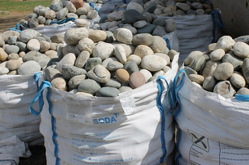 Kamenclub.ru: Речной валун (Ассорти) фр.100-300 мм.  купить в Кемерово галечник серый, темно-серый, светло-серый речная галька крупных размеров 4200 руб/т   фото КАМЕНЬ КЛУБ