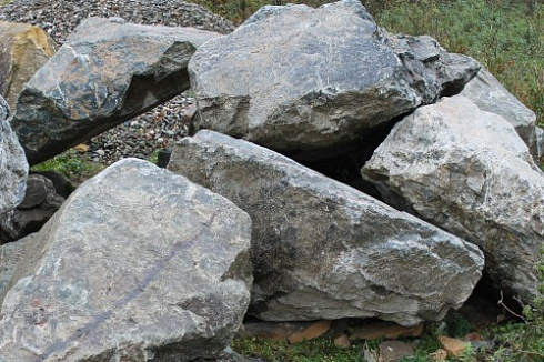 Kamenclub.ru: Змеевик скальник фр. 500-1500 мм.  купить в Кемерово змеевик зеленый серый черный глыба скальная колотая 7500 руб/т   фото КАМЕНЬ КЛУБ