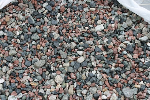 Kamenclub.ru: Мраморная крошка (щебень галтованный микс:: серый-зеленый-розовый) фр.10-20 мм.  купить в Кемерово мрамор серый, зеленый, розовый щебень окатанный округлый декоративный ландшафтный 15500 руб/т   фото КАМЕНЬ КЛУБ