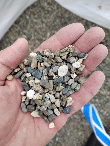 Kamenclub.ru: Галька речная окат (серая) фр.5-10 мм купить  в Кемерово галька речная серая, серый, темно-серый, светло-серый, коричневый речная окатанная галька декоративная ландшатфная 5000 руб/т   фото КАМЕНЬ КЛУБ