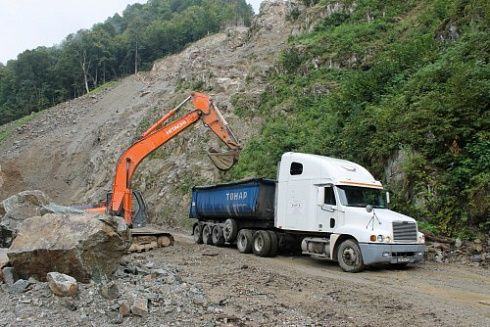 Kamenclub.ru: Гранит скальник (серо-зеленый) фр. 500-1500 мм.  купить в Кемерово гранит мрамор  серый зеленый темно-серый глыба скальная колотая ландшафтная 7 500 руб/т   фото КАМЕНЬ КЛУБ