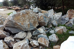 Kamenclub.ru: Гранит скальник (серо-зеленый) фр. 500-1500 мм.  купить в Кемерово гранит мрамор  серый зеленый темно-серый глыба скальная колотая ландшафтная 7 500 руб/т   фото КАМЕНЬ КЛУБ