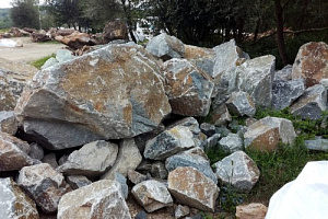 Kamenclub.ru: Гранит скальник (серо-зеленый) фр. 500-1500 мм.  купить в Кемерово гранит мрамор  серый зеленый темно-серый глыба скальная колотая ландшафтная 7 500 руб/т   фото КАМЕНЬ КЛУБ