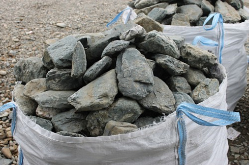 Kamenclub.ru: Гранит скальник (серо-зеленый) фр. 100-500 мм.  купить в Кемерово гранит зеленый, серый, салатовый крупный ландшафтный валун 6 000 руб/т   фото КАМЕНЬ КЛУБ