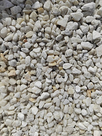 Kamenclub.ru: Мраморная крошка, щебень, цвет-белый, фр. 5-10 мм.  купить в Кемерово мрамор белый, айвори, молочный мраморная каменная крошка ландшафтная 12000 руб/т   фото КАМЕНЬ КЛУБ